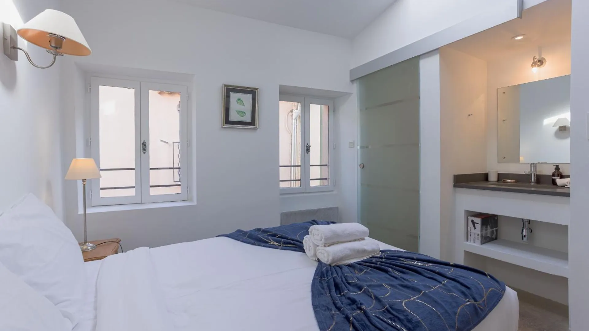 Maison Julia- Triplex Avec Rooftop Terrasse Vue Sur Mer Et Cathedrale, 10 Mins A Pieds Du Palais Et Plages كان شقة