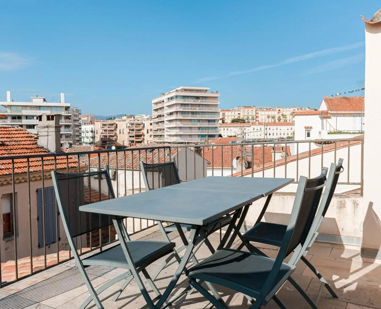 Maison Julia- Triplex Avec Rooftop Terrasse Vue Sur Mer Et Cathedrale, 10 Mins A Pieds Du Palais Et Plages كان